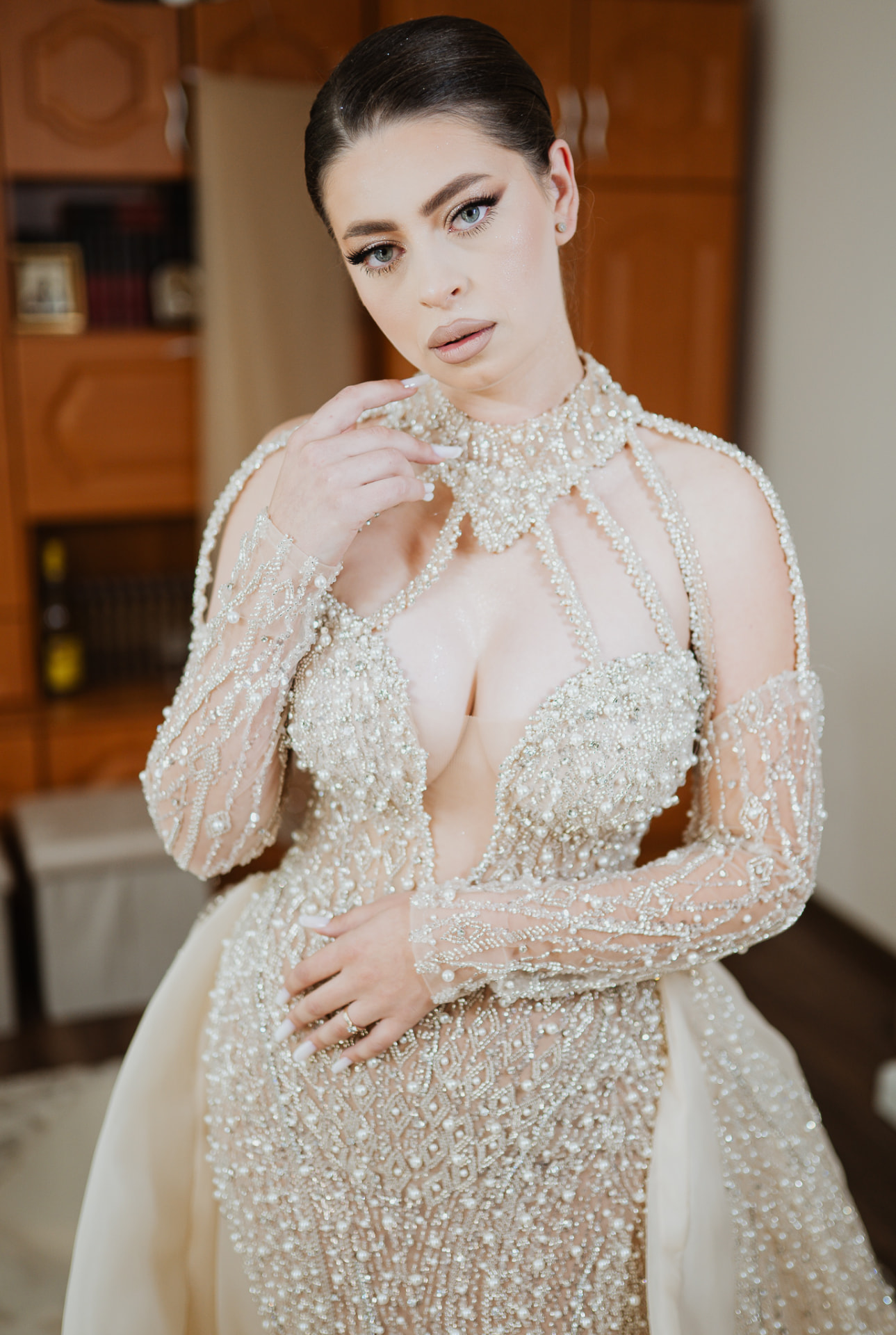 Andreea — portret în rochie brodată cu perle