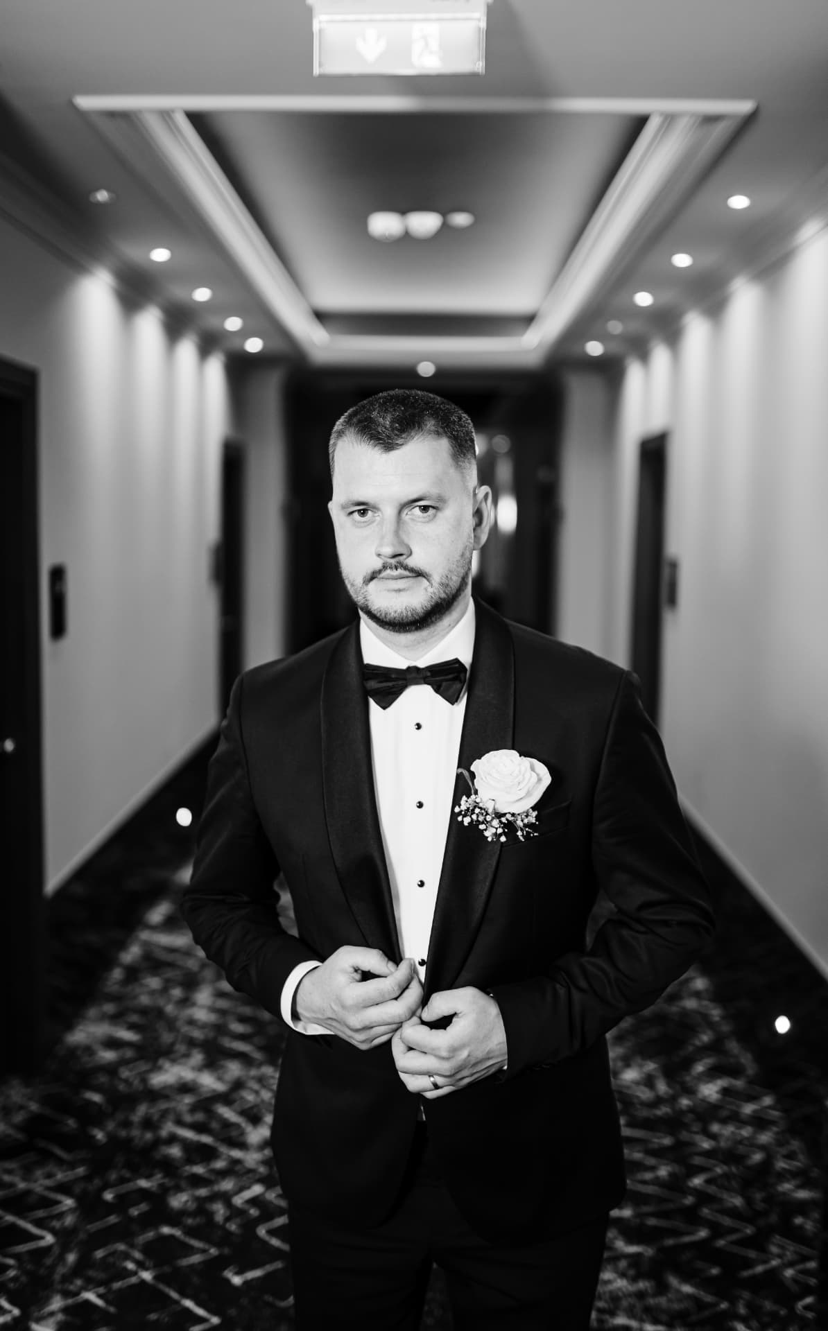 Răzvan — portret alb-negru pe holul hotelului