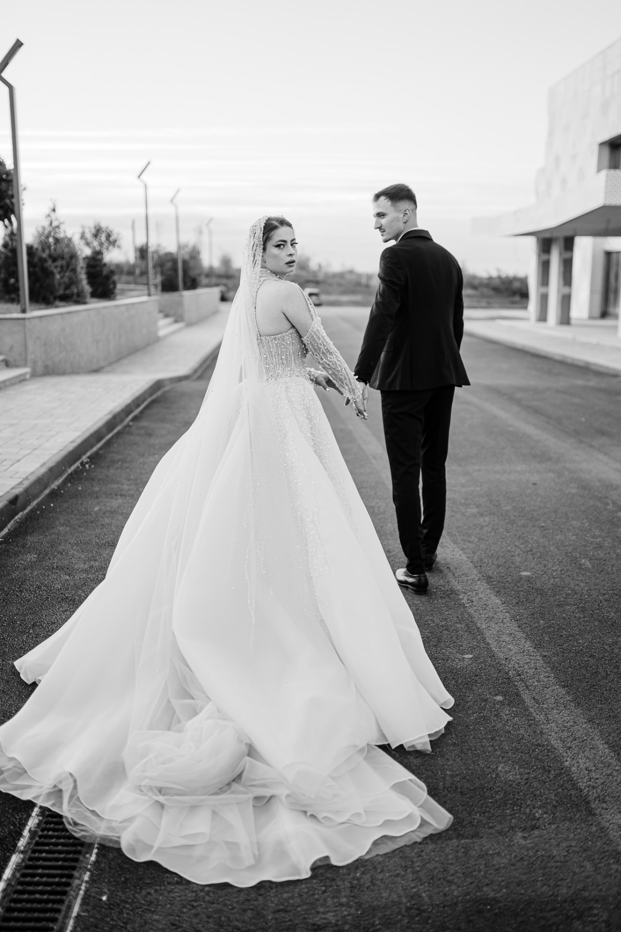 Andreea & Cosmin — mers pe stradă, cadru alb-negru