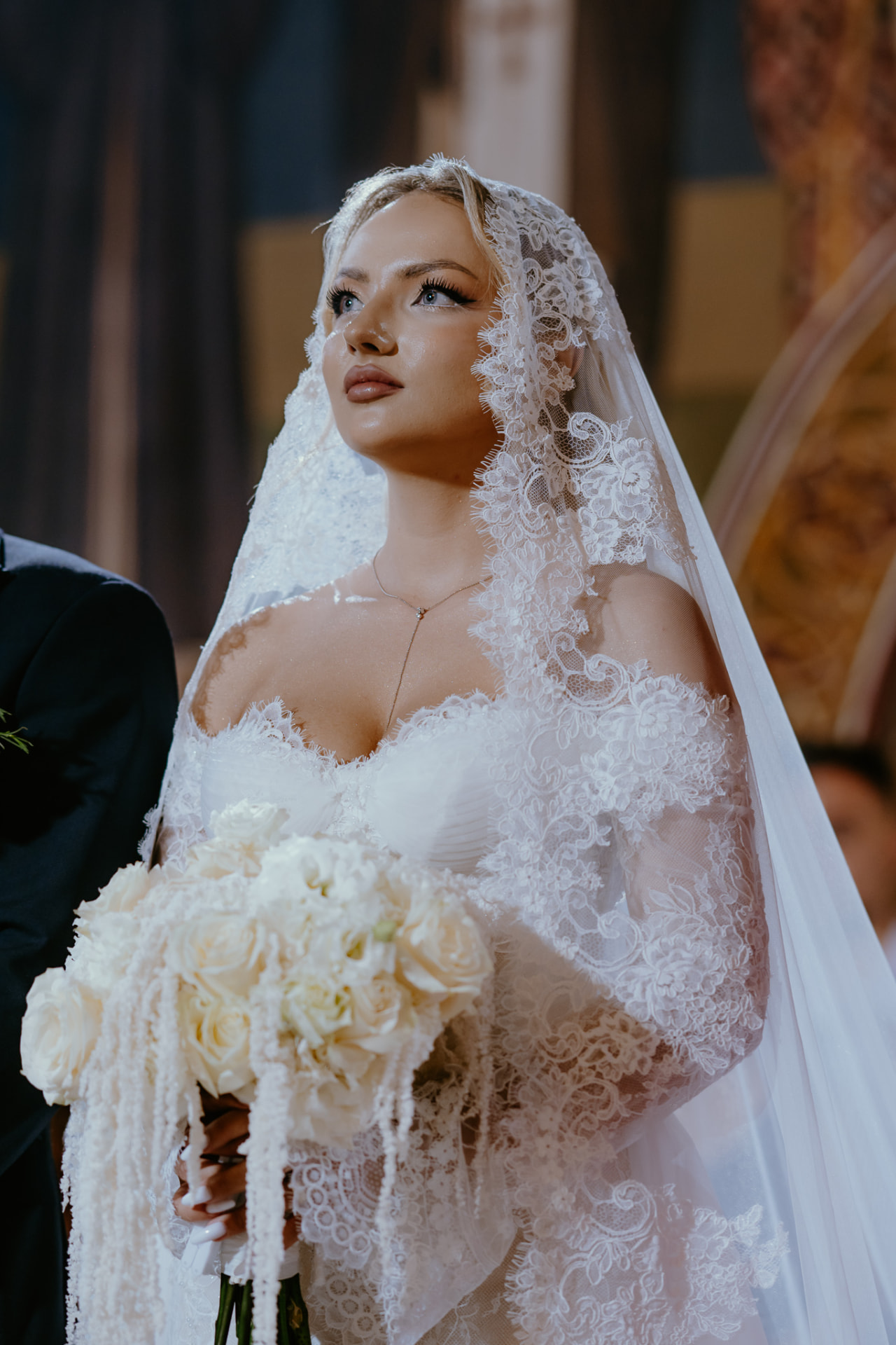 Magda — portret cu voal de dantelă în biserică