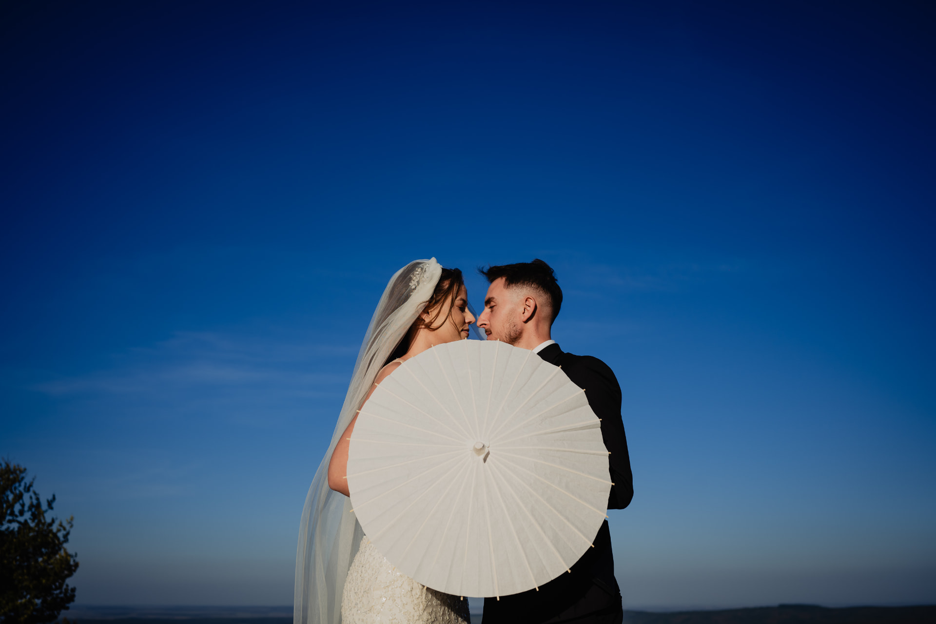 After wedding — miri cu umbreluță albă pe cer albastru