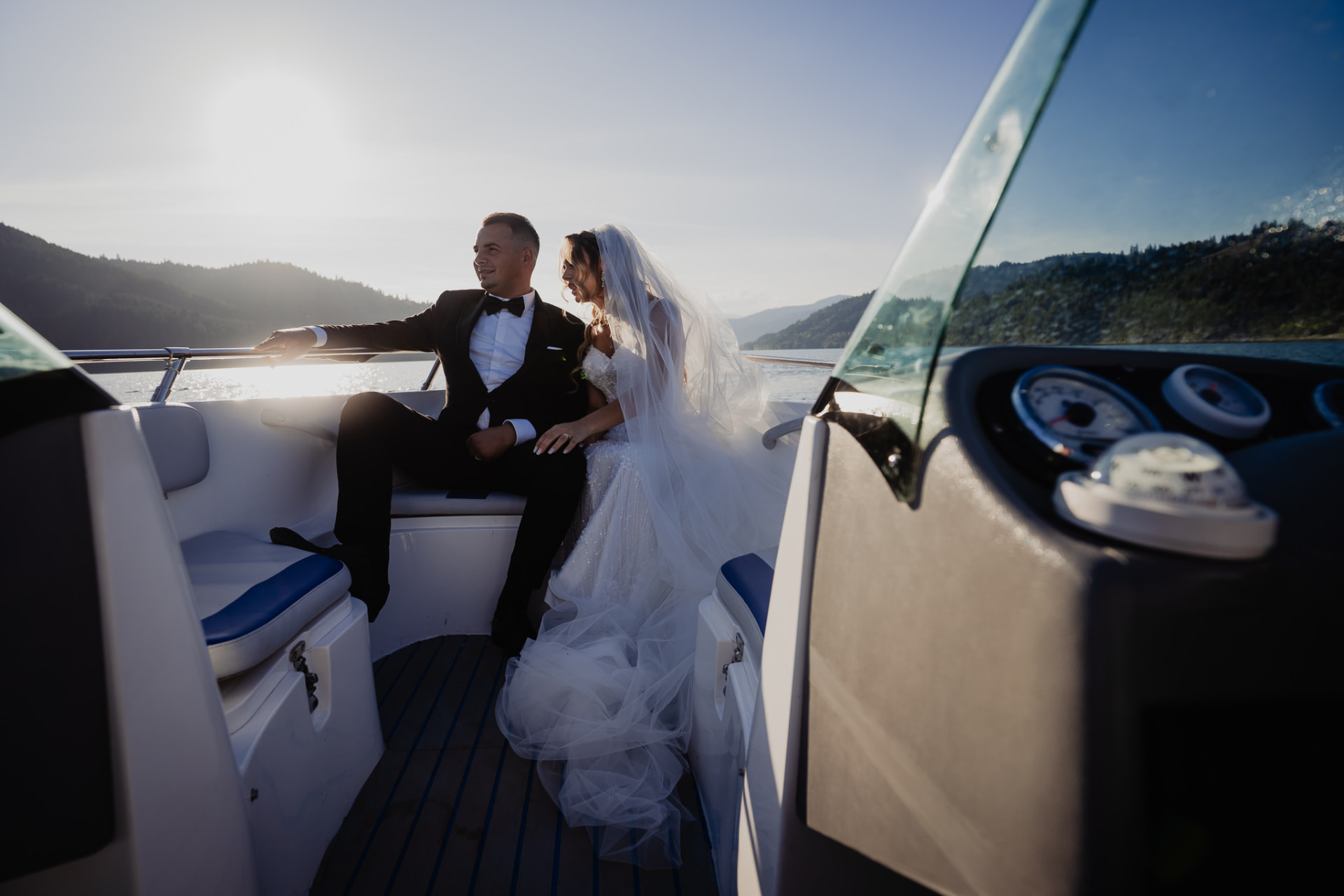 After wedding — miri în barcă pe lac
