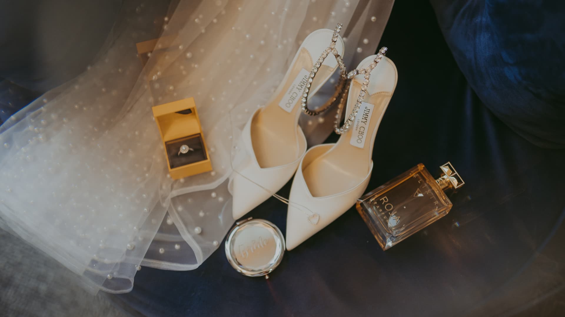Detalii de nuntă — pantofi, verighete și parfum