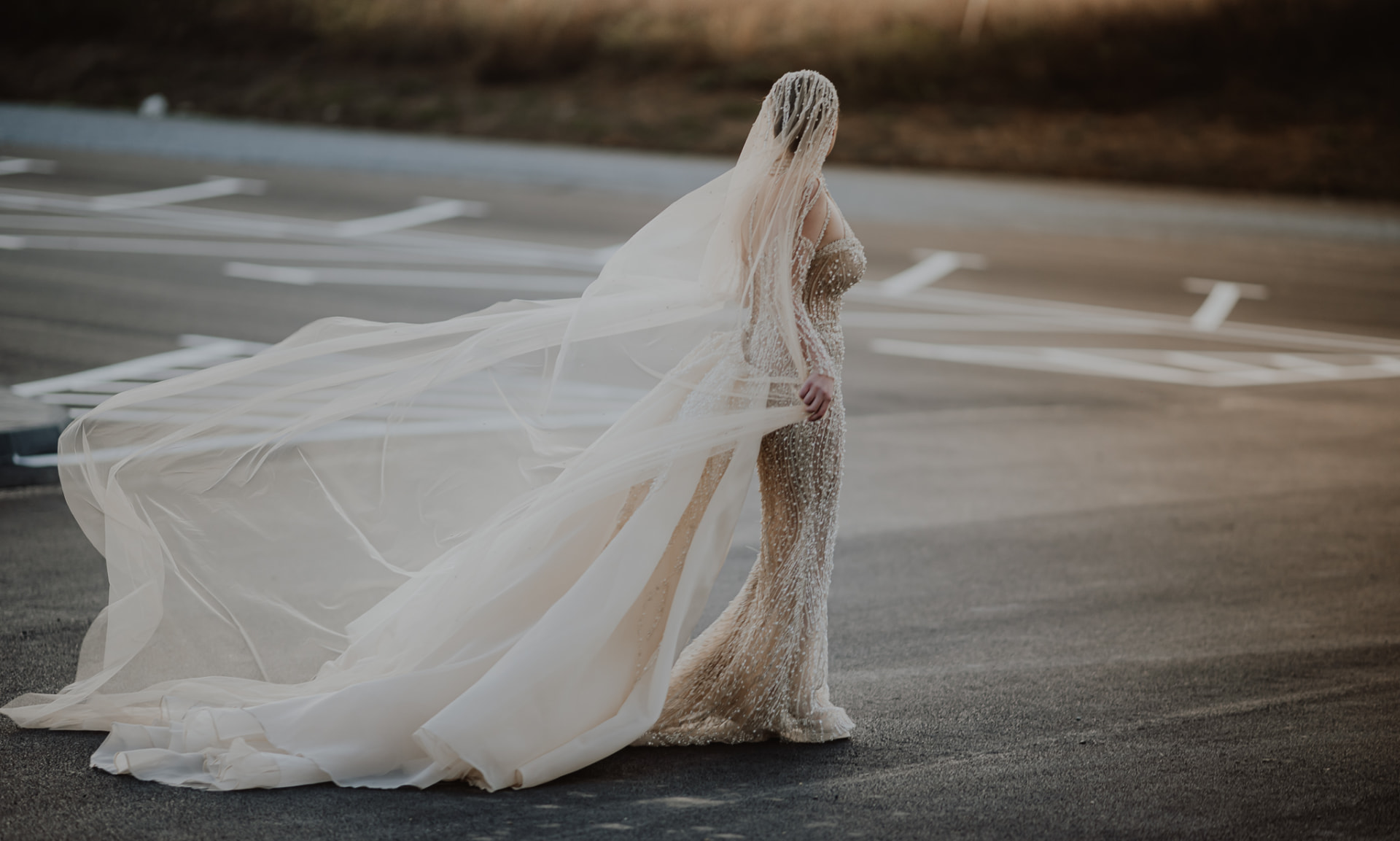 Andreea — rochie cu trenă lungă în bătaia vântului