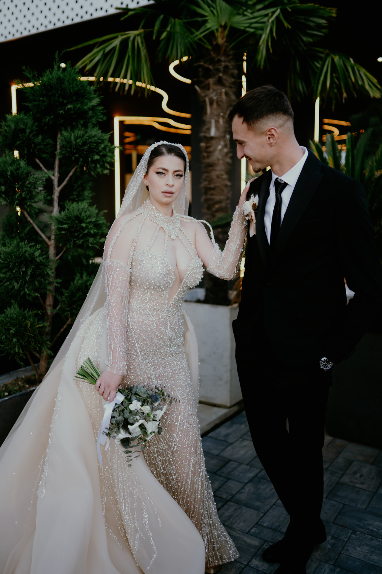 Andreea & Cosmin — miri în lumina serii, lângă palmieri