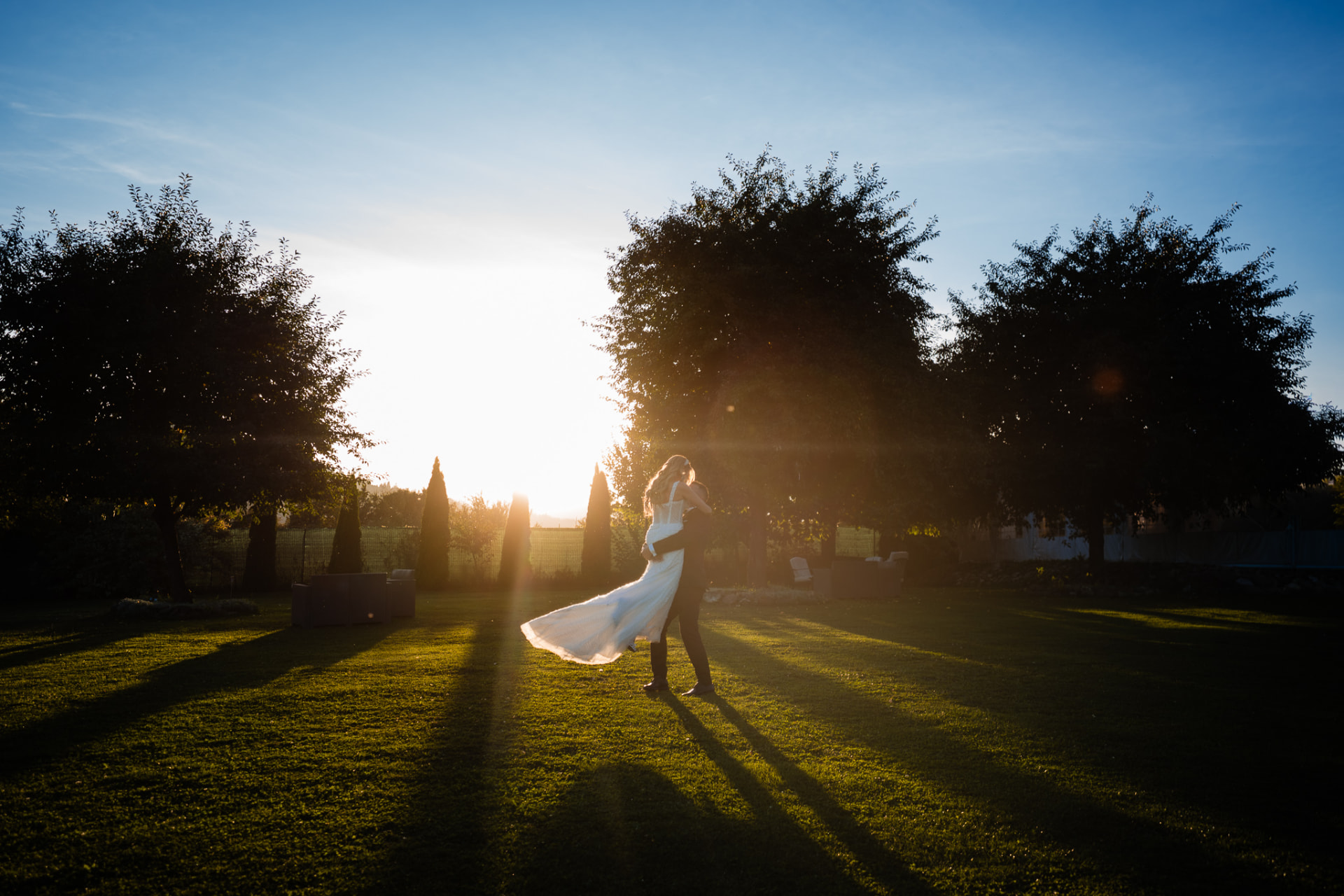 After wedding — miri în contralumină la apus