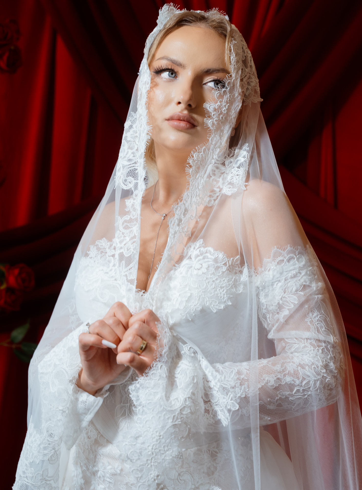 Magda — portret cu voal, fundal roșu