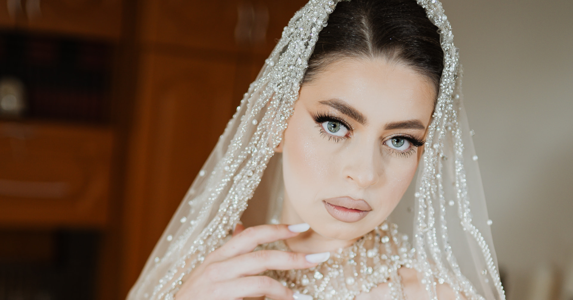 Andreea — prim-plan cu voal de perle